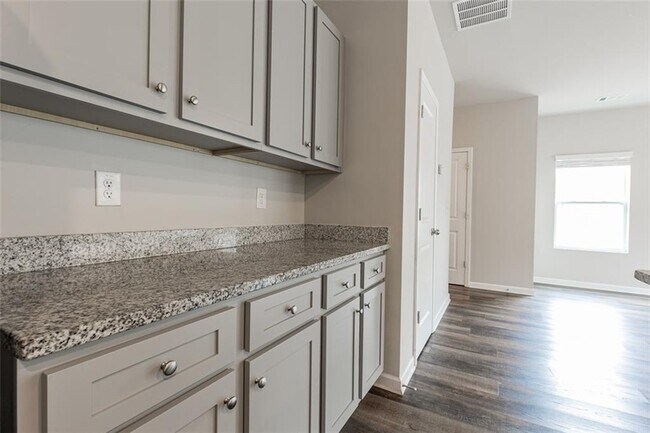 Building Photo - 9220 Golfview Cir