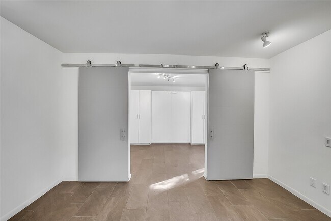 Building Photo - 320 Detering St