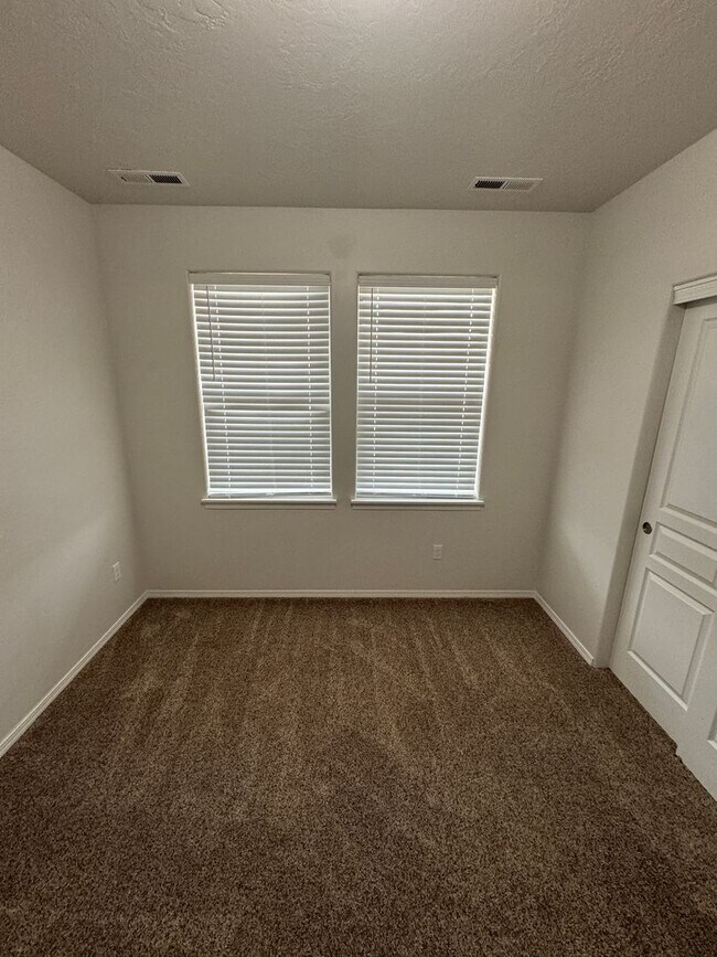 Building Photo - Charming 3-bedroom, 2-bathroom home locate...