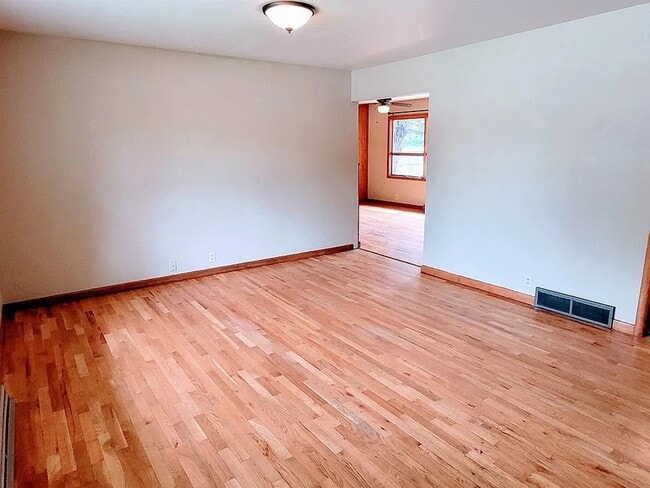 Building Photo - 1321 Lakewood Dr