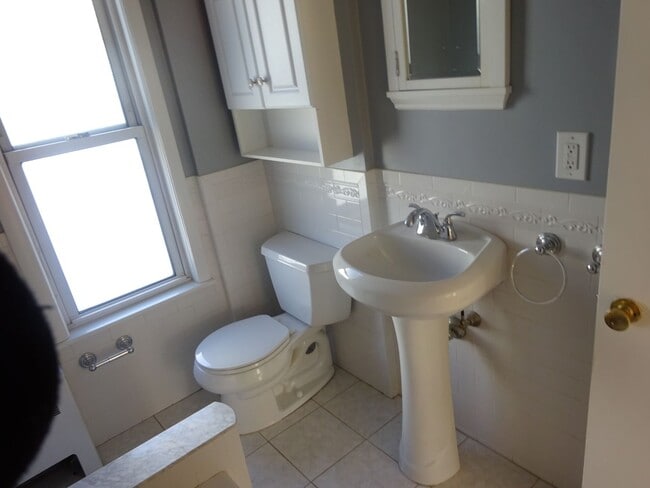 Building Photo - No brokers Fee, No Security Deposit, Pes Friendly, Large Unit, Laundry on a Site, Parking for Rent