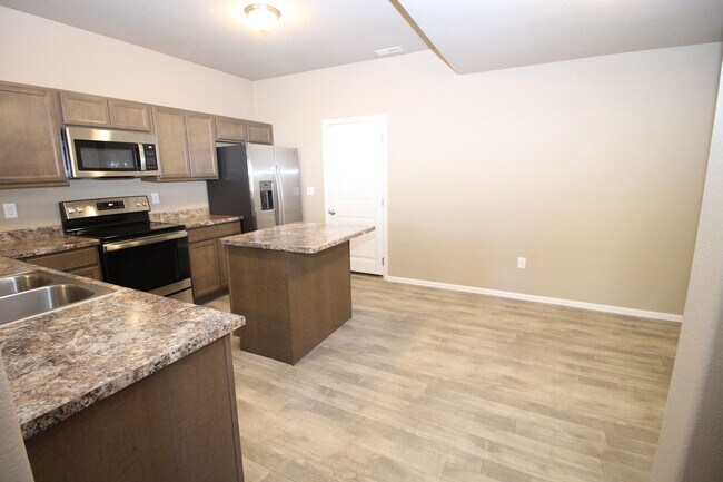 Building Photo - Brand New Townhome