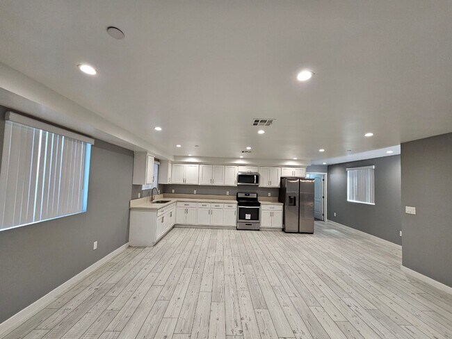 Building Photo - 32(839)