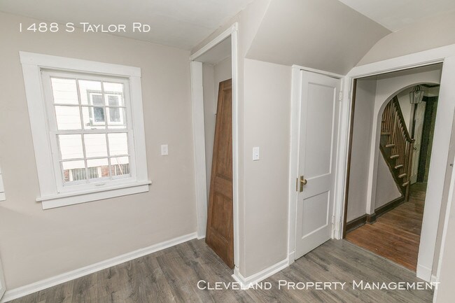 Building Photo - Charming 3 Bedroom Home