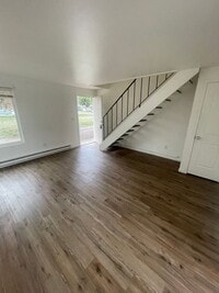 Building Photo - 2 Bedroom Town House!