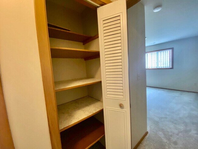 Building Photo - Cozy 2 Bedroom, 1 Bath Apartment with Balc...