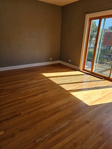 Bedroom 1, which leads to balcony - 4933 N Winthrop Ave