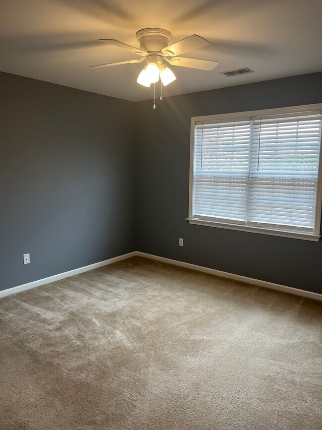 Building Photo - Great Location