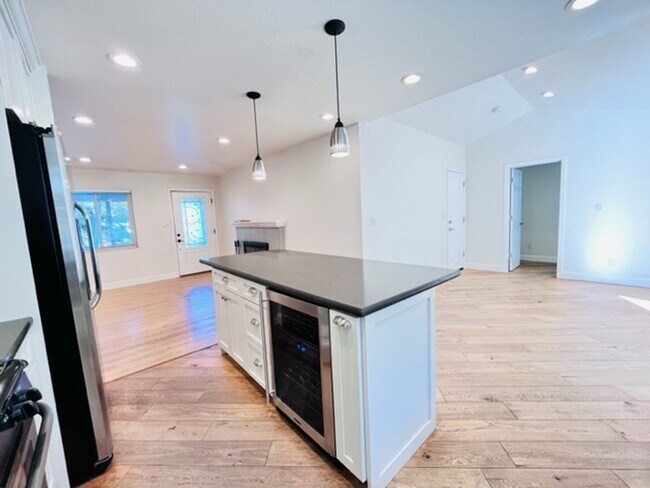 Building Photo - Charming and Move-in Ready 3BD/2BA, Single...