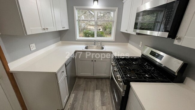 Building Photo - Updated Vintage 2 BD Home on a Spacious Lot - Milwaukie