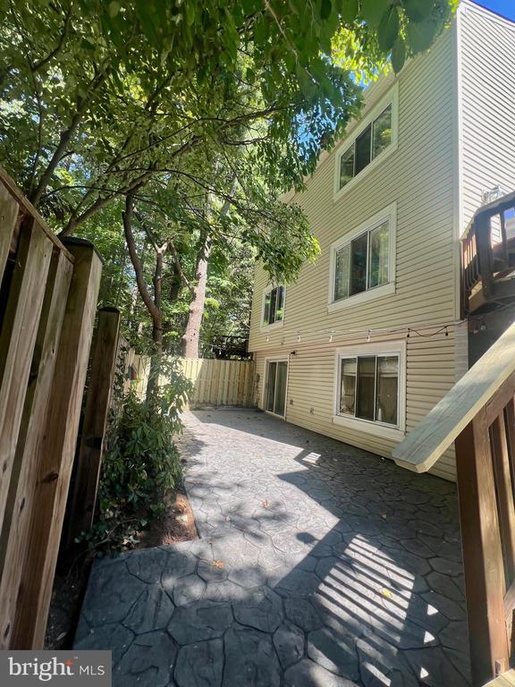 Building Photo - 1424 Yellowwood Ct