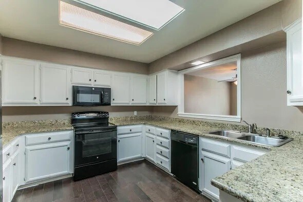 Building Photo - 2804 Stewart Dr