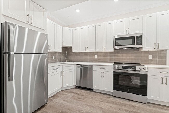 Building Photo - 2341 N College Ave