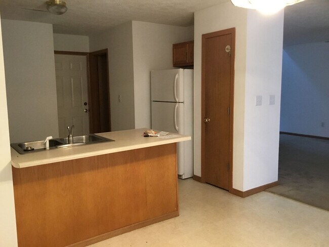 Building Photo - 2400 Hopkins Dr