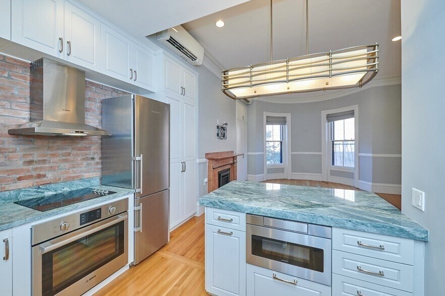 Building Photo - 313 Marlborough St