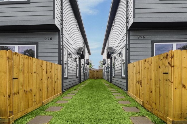 Building Photo - 976 Marjorie St