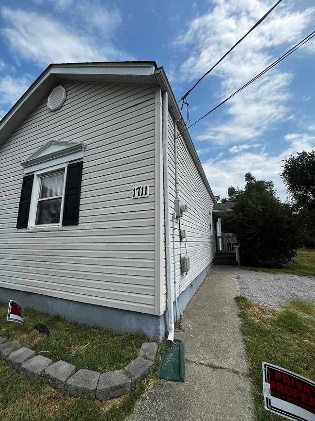 Building Photo - PORTLAND HOME WITH YARD