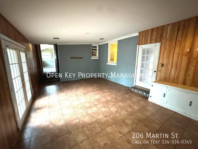 Building Photo - 206 Martin St