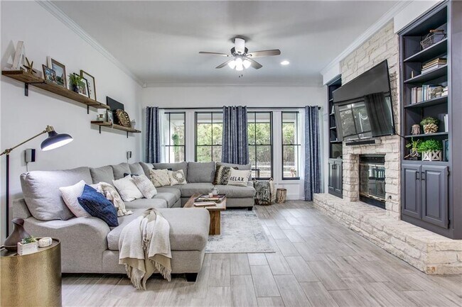 Building Photo - 2200 Falcon Dr