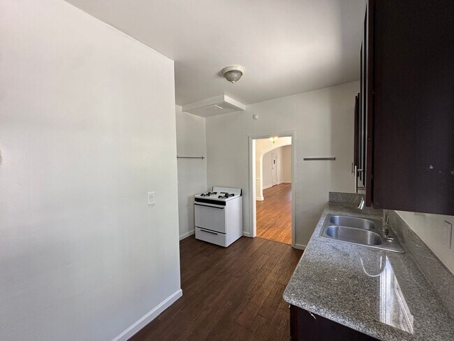 Building Photo - 454 N Orange Grove Ave