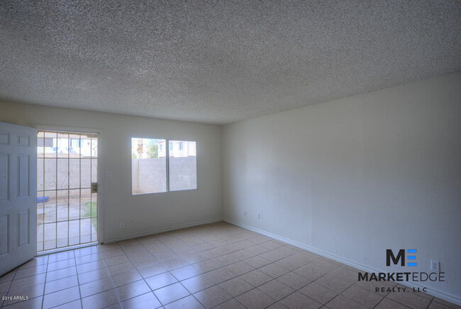Building Photo - 2Bed/1Bath House at 48th/Broadway! JOIN TH...