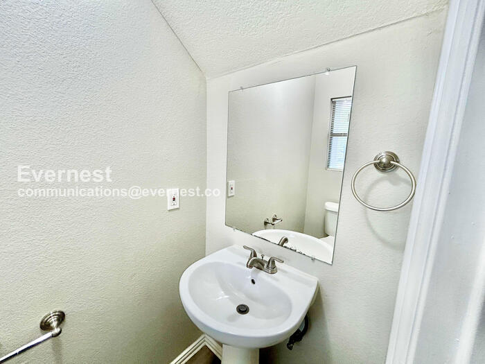 Building Photo - 130 Creek Cove Dr