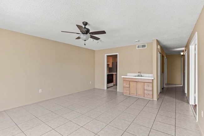 Building Photo - Winter Park Townhouse Available immediately!