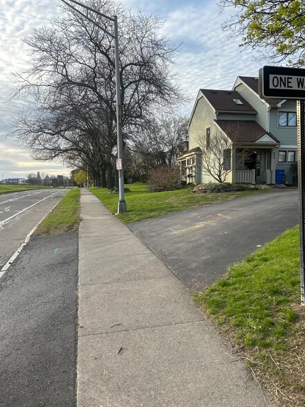 Building Photo - 694 Broadway