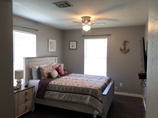 Building Photo - Move in Ready - 4 bedroom 2 bath