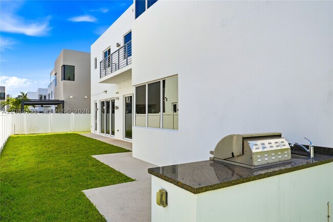 Building Photo - 7525 NW 103rd Pl