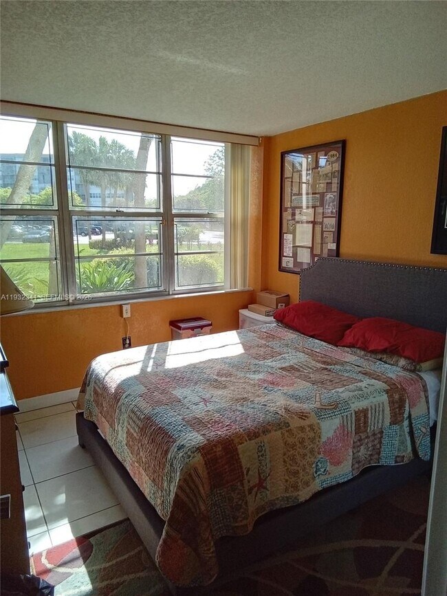 Building Photo - 1000 St Charles Pl