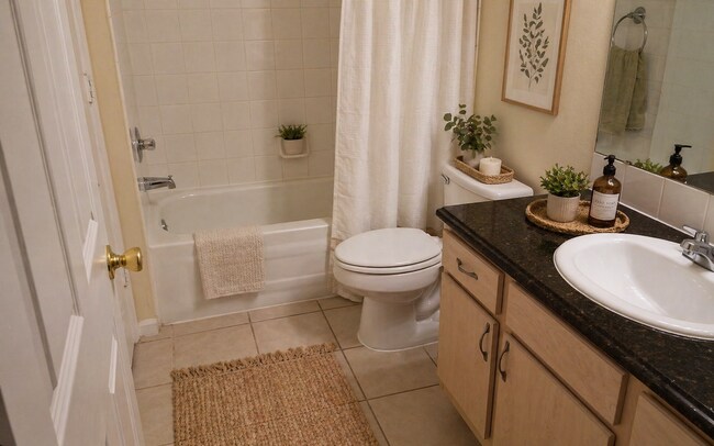 Building Photo - Gorgeous 2/2 Wood Floors Condo For Rent @ The Crest close to UCF and Valencia.