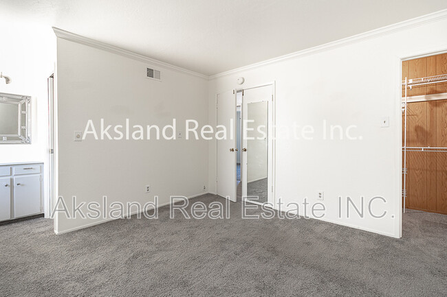 Building Photo - 883 El Capitan Ave