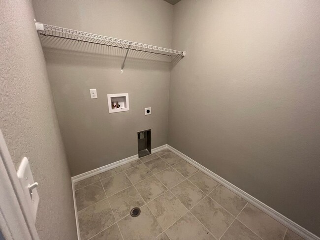 Building Photo - Immaculate Townhome Close to Woodmen and P...
