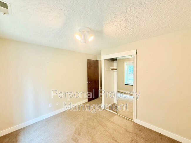 Building Photo - 9411 NE Pinecreek St