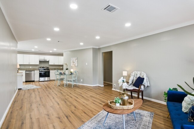 Building Photo - 1606 Oaks Dr