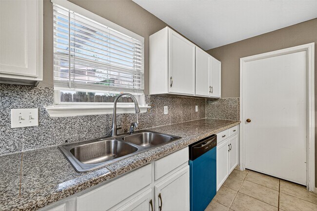 Building Photo - 5615 W Harrow Dr