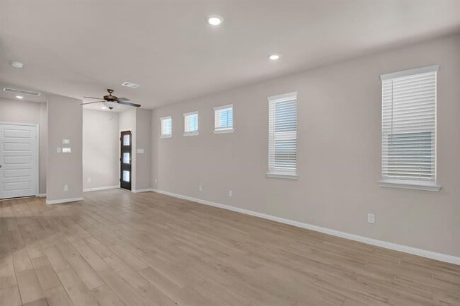Building Photo - 16012 Oregon Oak Dr