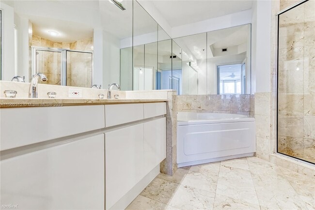 Building Photo - 2 br, 2.5 bath Condo - 808 Brickell Key Dr...