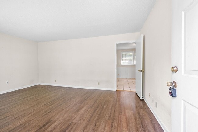 Building Photo - 3 Bedroom Home For Rent Near Downtown Clar...
