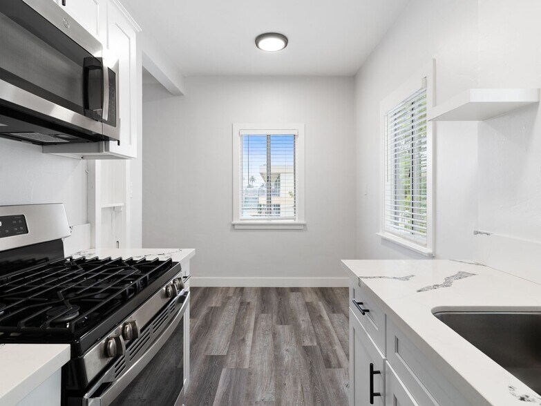 Building Photo - 608 W 6th St