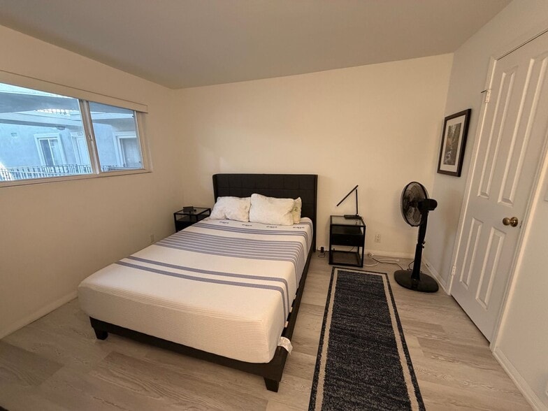Building Photo - Bright Furnished 1BD in Prime Santa Monica Location w/ Private Balcony