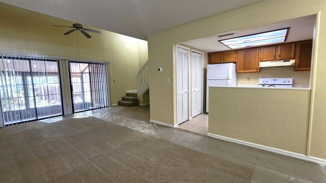 Building Photo - For rent Townhome 2 bed, 2 baths plus study