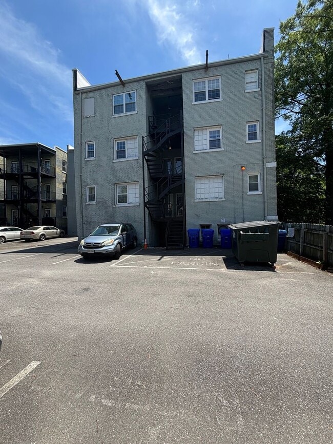 Building Photo - Gorgeous 1 Bedroom 1 Bathroom Condo locate...