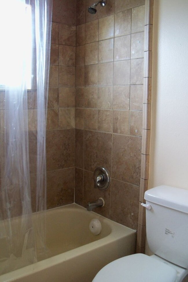 Building Photo - 2 Bedroom 2 full Bath home on cul-de-sac