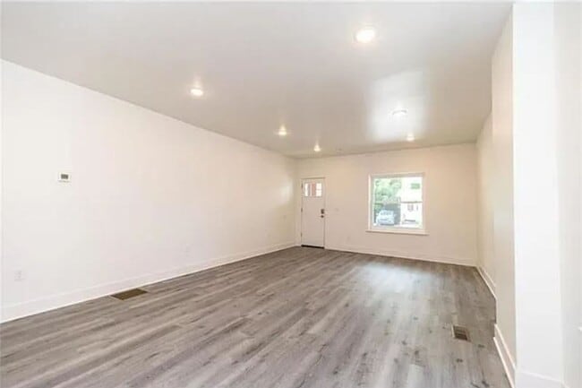 Building Photo - Beautiful 4 Bedroom Newly renovated home!