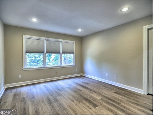 Building Photo - 3237 Waldwick Way SE