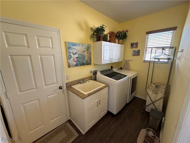 Building Photo - 3619 SW 6th Ave