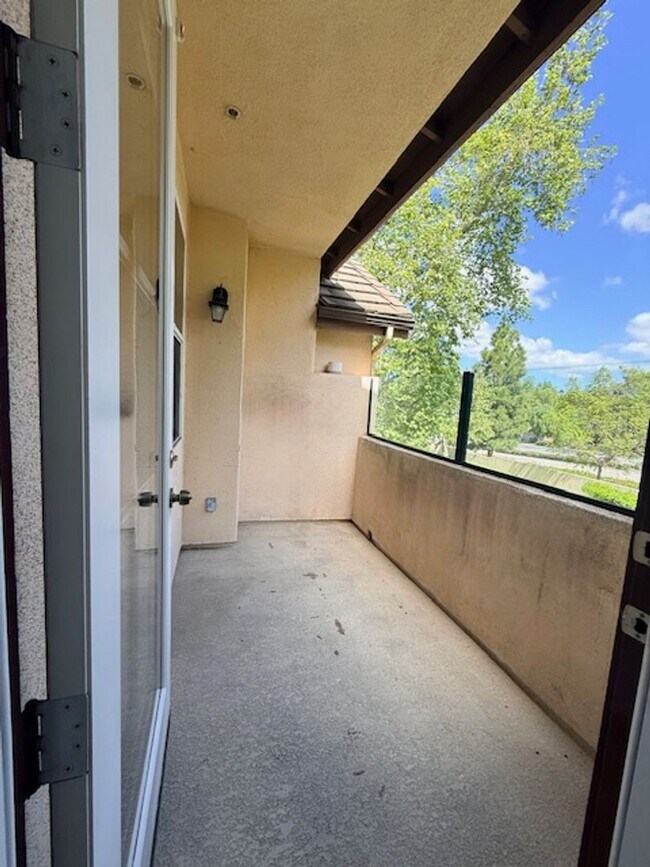 Building Photo - Eastlake Vistas condo available now