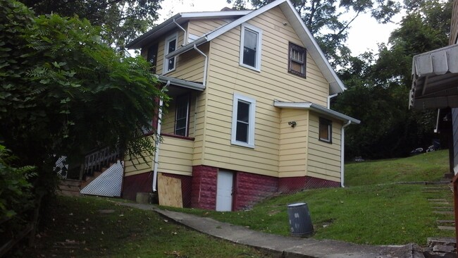 Building Photo - 2 Bedroom House near Downtown - Available ...